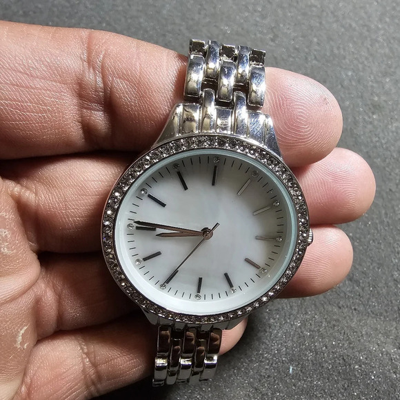 I.N.C Ladies Quartz Fashion Watch Silver Tone Mother Of Pearl Dial Working shows - Picture 5 of 9